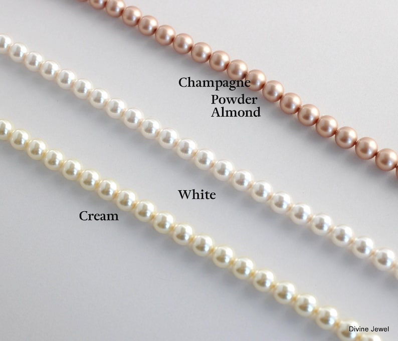 K&ouml;nnte beinhalten: Drei Str&auml;nge aus runden Perlen, die diagonal angeordnet sind. Der oberste Strang ist champagner-, puder- und mandelfarben. Der mittlere Strang ist wei&szlig;. Der untere Strang ist cremefarben. Der Text "Champagne Powder Almond", "White", "Cream" und "Divine Jewel" ist sichtbar.