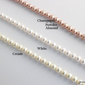 K&ouml;nnte beinhalten: Nahaufnahme von drei Str&auml;ngen k&uuml;nstlicher Perlen in Creme-, Wei&szlig;- und Champagnerfarben. Das Bild enth&auml;lt Textbeschriftungen: "Champagne Powder Almond", "White" und "Cream". Die Perlen sind aufgef&auml;delt und erzeugen einen zarten und eleganten Look.