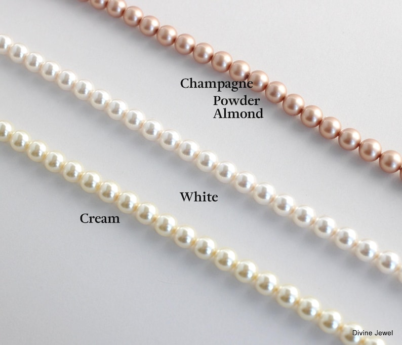 K&ouml;nnte beinhalten: Nahaufnahme von drei Str&auml;ngen k&uuml;nstlicher Perlen in Creme-, Wei&szlig;- und Champagnerfarben. Das Bild enth&auml;lt Textbeschriftungen: "Champagne Powder Almond", "White" und "Cream". Die Perlen sind aufgef&auml;delt und erzeugen einen zarten und eleganten Look.