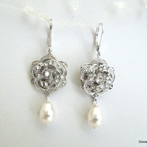 Braut Kronleuchter Ohrringe, Hochzeit Schmuck Perle Tropfen, Viktorianischen Rose Design, Silber oder Gold, ROSELANI Bild 1