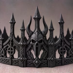 Peut inclure: Une couronne noir mat composée d'une série de flèches pointues et de motifs en treillis complexes. L'élément central présente un motif en forme de crâne avec des cornes incurvées, flanqué d'emblèmes circulaires et de nœuds géométriques.