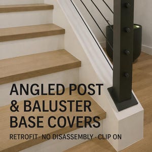 Può includere: Una scala moderna con gradini in legno e una ringhiera in metallo nero. L'immagine presenta un primo piano dei rivestimenti di base dei montanti angolati e delle balaustre. Il testo sull'immagine recita: ANGLED POST & BALUSTER BASE COVERS, RETROFIT, NO DISASSEMBLY, CLIP ON.