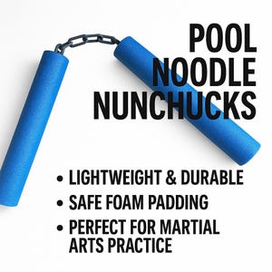 Puede incluir: Dos nunchakus de espuma azul conectados por una cadena negra. El texto dice: POOL NOODLE NUNCHUCKS, LIGHTWEIGHT & DURABLE, SAFE FOAM PADDING, PERFECT FOR MARTIAL ARTS PRACTICE. Los nunchakus están hechos de material de espuma azul con cadena.