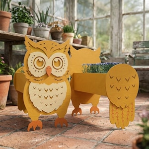 Peut inclure: Jardinière en bois en forme de hibou, jaune avec des détails orange. Le hibou a de grands yeux, un bec et un motif de plumes détaillé. La jardinière contient de petites fleurs bleues, pour l'intérieur ou l'extérieur.