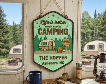 Cartello in legno per campeggio SVG, Cartello "La vita è migliore in campeggio", Decorazione personalizzata per camper, Cartello con il nome della piazzola di campeggio per famiglie, File per Cricut Glowforge
