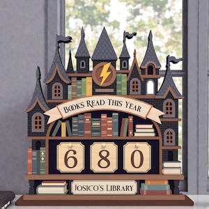 Może przedstawiać: Drewniany regał w kształcie zamku z napisem "BOOKS READ THIS YEAR". Regał wyświetla liczbę "680" i nazwę "JOSICO'S LIBRARY". Zawiera błyskawicę i różne kolorowe książki.