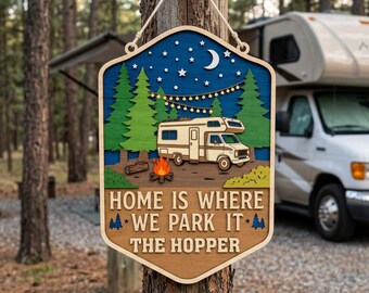 Cartello per campeggio in camper SVG, Cartello "Casa è dove parcheggiamo", Decorazione personalizzata per camper, Cartello in legno per campeggio con camper, File per Cricut Glowforge
