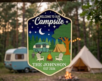 Cartello personalizzato per campeggio in formato SVG, cartello di benvenuto per campeggio in famiglia, decorazione per esterni per camper e roulotte, cartello in legno personalizzato con cognome, file per Cricut Glowforge