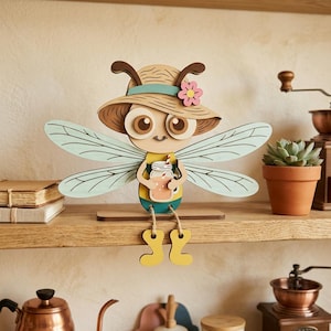 Peut inclure: Figurine en bois d'abeille portant un chapeau de paille avec une fleur rose, tenant une boisson dans un bocal Mason. L'abeille a des ailes bleues et des bottes jaunes, et est assise sur une étagère en bois. C'est un objet décoratif.