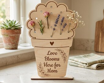 Supporto per fiori per la festa della mamma in formato SVG, scritta "Love Blooms Here Mom", file per taglio laser di supporto per fiori secchi, regalo per la mamma con Cricut Glowforge.