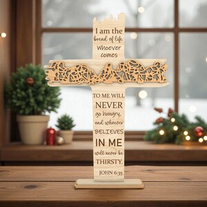 Bijbelvers kruis gesneden bestand SVG, John 6:35 lasergesneden bestand, christelijk tafeldecor, 3D-kruis met kerststal, Glowforge religieuze SVG