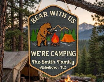Cartello da campeggio con orso in formato SVG, Cartello da campeggio con orso, Decorazione personalizzata per campeggio familiare, Cartello in legno per falò in montagna, File per Cricut Glowforge