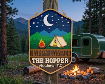 Cartello "Happy Camper" in formato SVG, cartello personalizzato per campeggio in famiglia, cartello in legno con nome per piazzola camper, decorazione personalizzata per esterni, file per Cricut Glowforge