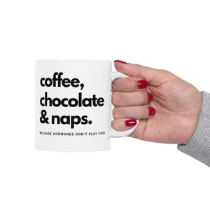 Personaliseerbare mok van Hot Flash Society | Keramische koffiemok van 11 oz en 15 oz | Chocoladekoffie en dutjes omdat hormonen niet eerlijk zijn