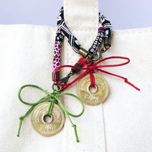 Moneda japonesa de 5 yenes Kimono Omamori / Moneda de buena suerte purificada y rezada GOEN amuleto para correa de bolso / accesorio de fortuna amuleto de kimono COOL