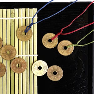 Collar de moneda japonesa purificada de 5 yenes Colgante de Goen / Santuario Moneda de buena suerte de cinco yenes con año específico ¡Elige un año!
