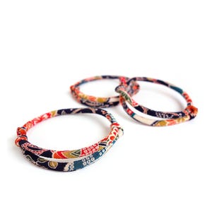 Traditionelles japanisches Armband: Japanischer Kimono Blumen Freundschafts Armreif, verstellbar KIZUNA