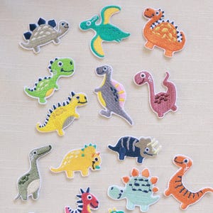 Parches termoadhesivos de dinosaurios: adorables apliques bordados de dinosaurios para ropa infantil, mochilas y manualidades. Coloridos apliques bordados de dinosaurios.