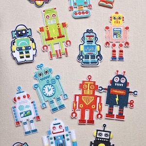Pode incluir: Uma coleção de patches de robôs coloridos em vários designs. Os patches apresentam robôs em tons de azul, verde, vermelho e amarelo, com detalhes bordados. Alguns robôs têm relógios ou outros detalhes. Estes patches são ideais para decorar roupas ou acessórios.