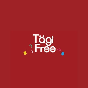 以下が含まれることがあります： 濃い赤色の無地の背景の中央に、白い文字で「Tägi Free」と書かれています。文字の周囲には、黄色い手、青い手、ピンクの曲線、明るい緑色の曲線など、小さくカラフルなグラフィック要素が配置されています。