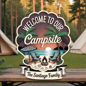 Op de afbeelding: Een houten bord met een campingthema. Het bord leest "Welkom op onze camping" en toont een strandscène met palmbomen, stoelen en een kampvuur. De familienaam staat op een banner hieronder.