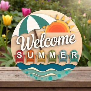 Può includere: Cartello rotondo in legno con la scritta "Welcome Summer". Il cartello presenta un ombrellone, un sole, sedie Adirondack colorate e onde oceaniche. Il cartello è posto su uno sfondo di fiori.