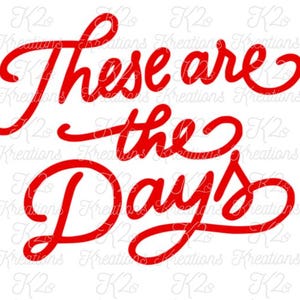 Könnte beinhalten: Roter, kursiver Text auf weißem Hintergrund mit der Aufschrift "These are the Days". Der Satz ist in einer stilvollen, fließenden Schriftart gehalten, ideal für Wandkunst, Karten oder Kleidung. Das Design ist schlicht, aber auffällig.