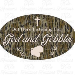 Könnte beinhalten: Ovales Schild mit Tarnmuster-Hintergrund. Der Text "Out Here Listening For God and Gobbles" ist in Weiß geschrieben, zusammen mit einem weißen Kreuz und einer Truthahn-Silhouette.