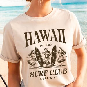 Hawaii Surf Club Shirt – Est. 1959 Surf’s Up Tee – Vintage Summer Surfing T-Shirt for Beach Lovers