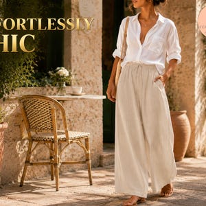 Puede incluir: Una mujer con una camisa blanca y pantalones beige de pierna ancha. La imagen incluye el texto "EFFORTLESSLY CHIC" en letras doradas. El atuendo se complementa con sandalias y un bolso de paja, sugiriendo un estilo casual y elegante.