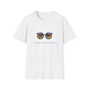一目見て冒険がわかるユニセックスソフトスタイルTシャツ、トラベルTシャツ、アドベンチャーシャツ、旅好きへのギフト、バケーションウェア、フェスティバルシャツ