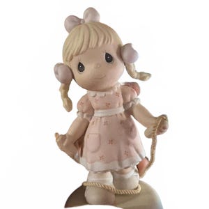 Boneca vintage adorável com vestido rosa