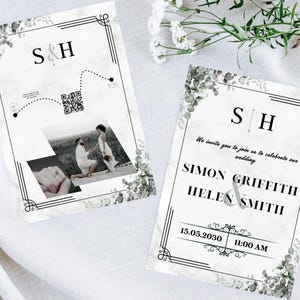 Könnte beinhalten: Zwei Hochzeitseinladungen mit marmorähnlichem Hintergrund. Die Einladungen zeigen die Initialen "S&H", dekorative Bordüren und Eukalyptus-Grün. Eine Einladung enthält einen QR-Code und Fotos. Die andere hat die Namen Simon Griffith und Helen Smith.