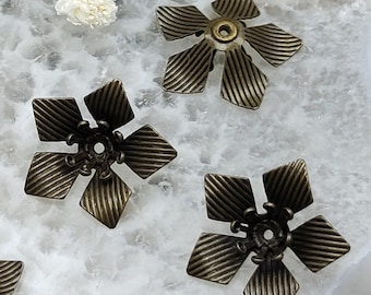 100 piezas de 16 x 5 mm de latón crudo con filigrana de flores, adornos de metal, conectores de filigrana, filigranas, tridimensionales.