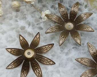 50 piezas de 28 mm de latón crudo con filigrana de flores, adornos metálicos, conectores de filigrana, filigranas, tridimensionales.