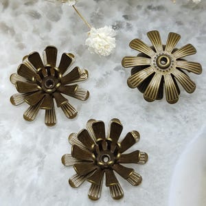 50 pcs 17mm Raw Brass Filigree Flower Metal Embellishments Findings,filigree Connector Findings,Filigree Findings,Tri-dimensional Findings