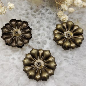 50 pezzi da 23 mm di abbellimenti in metallo a forma di fiore in filigrana di ottone grezzo, accessori per connettori in filigrana, accessori in filigrana, accessori tridimensionali