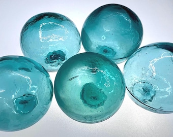Coleção de 5 boias de pesca de vidro japonesas, autênticas, encontradas nas praias do Alasca, com marcas de rede.