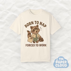 昼寝のために生まれた、働かざるを得ないTシャツ、面白いアライグマの漫画Tシャツ、フロップ時代のファッション、のんびりした日の内向的なシャツ、睡眠好きへのギフト、ユニセックストップ