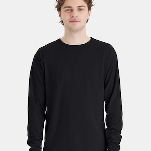 以下が含まれることがあります： 黒色の長袖Tシャツ、クルーネック。柔らかい素材でできており、袖は長めです。シンプルで汎用性の高いアパレルアイテムです。