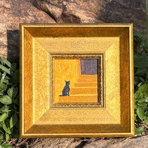 Mini peinture à l'huile de chat, oeuvre d'art encadrée sur fond orange, chaton et feuille fantaisistes, petite toile faite main, cadeau pour amoureux des chats