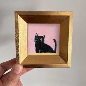 Mini peinture de chat noir, art miniature original encadré, oeuvre d'art de petit chat, peinture animalière de cadre doré, cadeau de décoration de mur et de bureau de chat fantaisiste