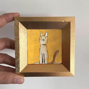 Peinture à l'huile mini chat - oeuvre d'art de chat fantaisiste sur fond doré - petite oeuvre d'art murale animal encadrée - cadeau unique peint à la main pour les amoureux des chats