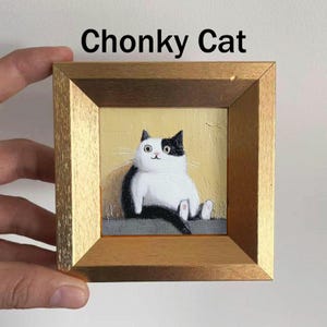 Mini rolig kattoljemålning, litet originalkonstverk, väggkonst i guldram, present till kattälskare, juldekoration, handmålat porträtt Chonky Cat