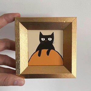 Mini peinture à l'huile de chat, art de chat encadré doré peint à la main pour la décoration intérieure, cadeau d'art amusant pour les amoureux des chats, petite décoration murale pour chambre d'enfant et bureau