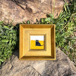 Mini peinture de chat noir, art miniature original encadré, oeuvre d'art de petit chat, peinture animalière de cadre doré, cadeau de décoration murale chat fantaisiste