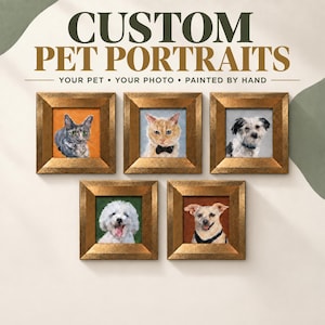 Può includere: Cinque ritratti di animali incorniciati in formato quadrato disposti in esposizione. Il testo recita CUSTOM PET PORTRAITS YOUR PET • YOUR PHOTO • PAINTED BY HAND. Ogni ritratto raffigura un animale diverso, tra cui gatti e cani, in cornici dorate.