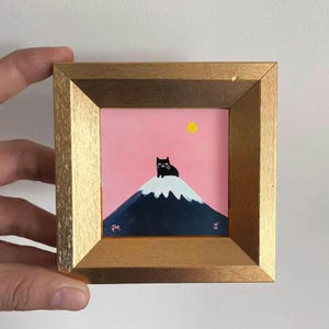 Mini chat sur le mont Fuji, peinture à l'huile, art de chat peint à la main dans un cadre doré, cadeau d'art amusant pour les amoureux des chats, petite décoration murale pour chambre d'enfant et bureau