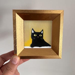 ミニ黒猫の絵画、額入りオリジナルミニチュアアート、小さな猫のアートワーク、ゴールドフレームの動物絵画、気まぐれな猫の壁とデスクの装飾ギフト