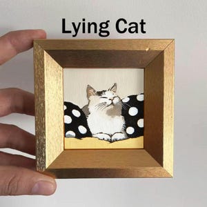 Mini rolig kattoljemålning, litet originalkonstverk, väggkonst i guldram, present till kattälskare, juldekoration, handmålat porträtt Lying Cat